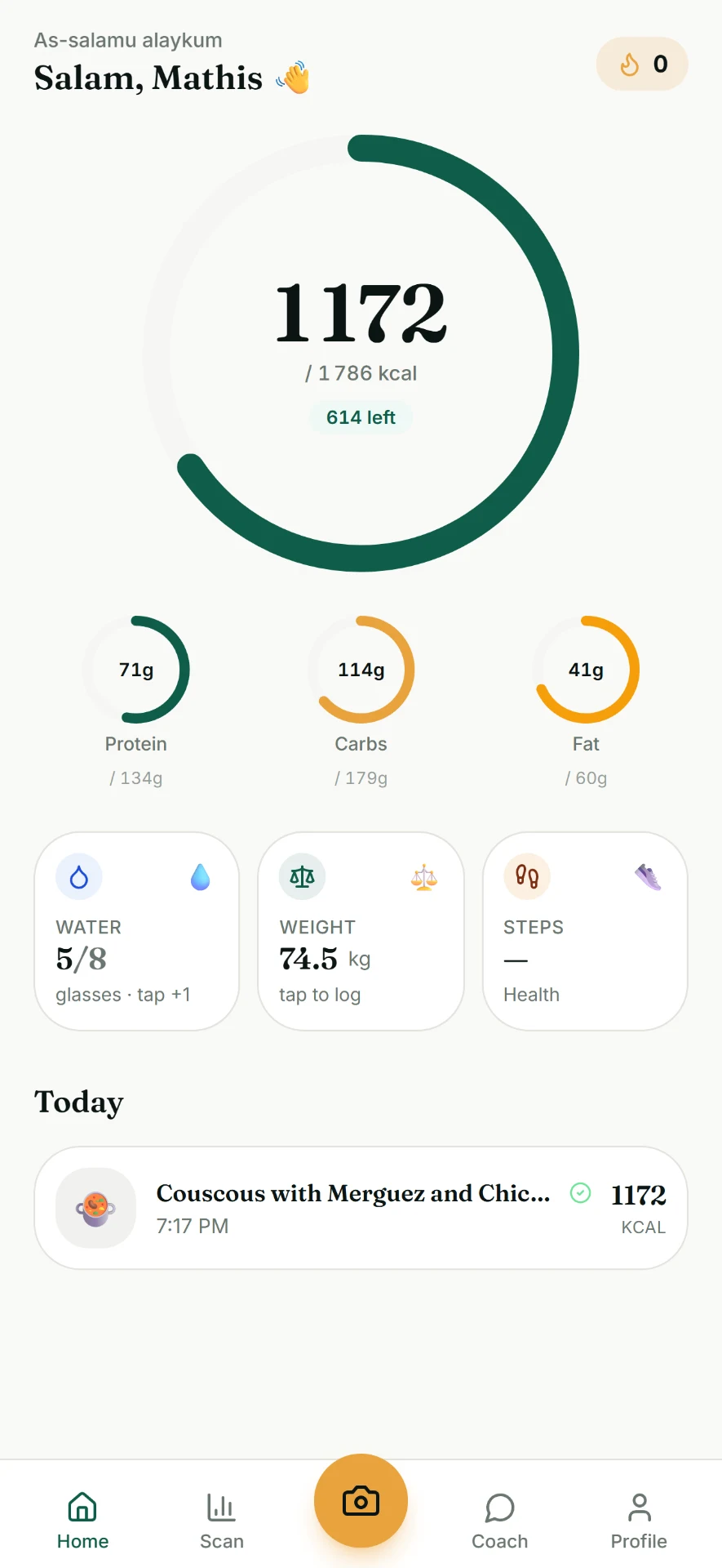 Tableau de bord Qoot avec le suivi des calories, des macronutriments, de l’eau et des repas